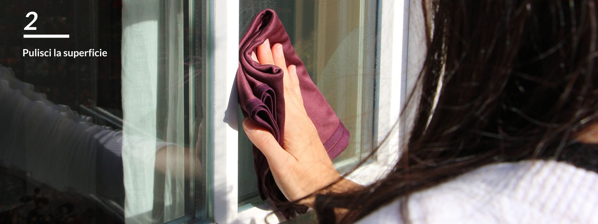 Ripiega il panno e utilizzalo per pulire la superficie in vetro o cristallo